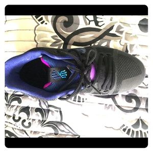 Kyrie 3 size 5.5 Basketball Shoes